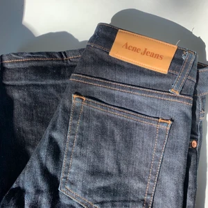 Acne jeans - Säljer ett par galet snygga raka acne jeans köpta second hand, för att tyvärr inte satt så bra på mig. 