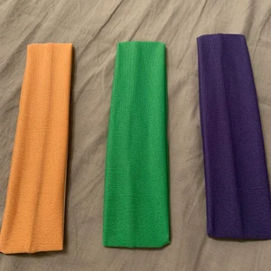 Billiga färgglada hårband  - Hårband i beige/orange, blålila och grön. 10 kr/st eller alla för 25 kr. Aldrig använda.