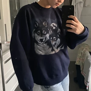 Sweatshirt  - Säljer en sweatshirt som jag köpte på second hand, beyond retro. Den är i mycket fint skick och är i storlek M(lite oversized)Väldigt cool med ett fint vargtryck💙💙💙köparen står för frakten.