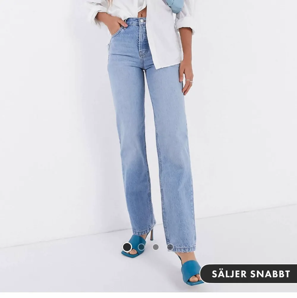 Ljusblåa raka jeans från ASOS design! Jag är 170 lång och dem är bra längd på mig💙💙 storlek M. Jeans & Byxor.