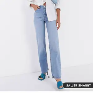Ljusblåa raka jeans från ASOS design! Jag är 170 lång och dem är bra längd på mig💙💙 storlek M