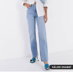 Jeans från asos  - Ljusblåa raka jeans från ASOS design! Jag är 170 lång och dem är bra längd på mig💙💙 storlek M