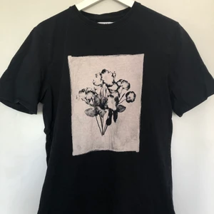 Oversized t-shirt  - Oversized T-shirt med snyggt tryck från NAKD. 