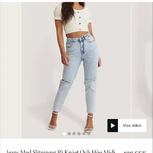 Blåa jeans med hål - Fina blåa jeans med hål! Inte använda någon gång,endast testade!❣️