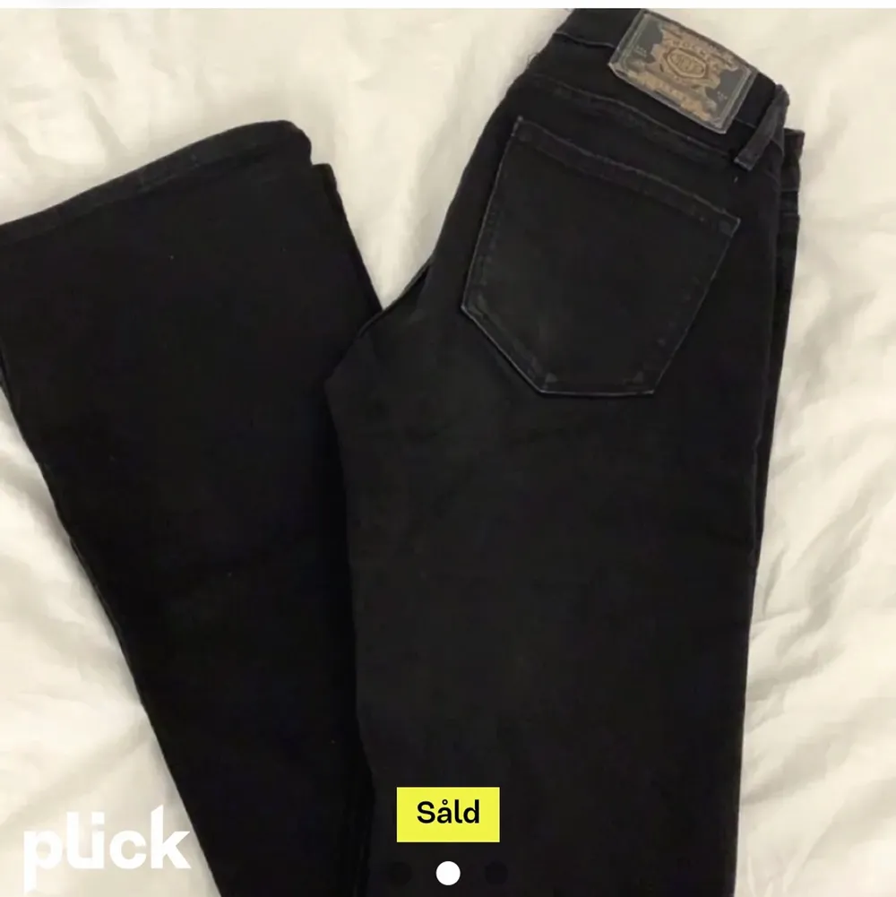 Säljer dessa superfina crocker jeans! OBS bilder lånade av tidigare säljaren. Har endast prövat jeansen de är långa på mig som är 168 w26 L35 superfina verkligen!💞💞. Jeans & Byxor.