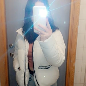 Vit puffer jacka - Säljer nu min fina jacka superr fin,super skön i bra skicka inga fläckar elr så för fler bilder skriv