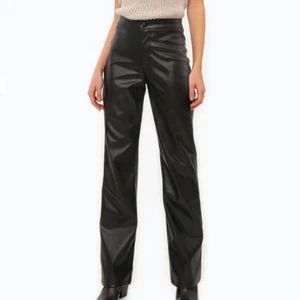 Faux Leather pants - Snygga läder/skinnbyxor från Chiquelle. Storlek 36, använda ca 2-3 gånger. Väldigt fina! Säljer pga för små för mig. Köpta för 599kr💕