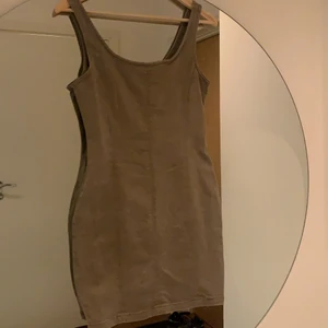 Missguided tight sexy green jean dress - Säljer denna klänning i storlek 38 köpt från Missguided. Sitter tight och bra på kroppen. Färg militär grön till beige/grå. Säljer i storlek 38 men den är väldigt stretchy och skulle passa 36/38/39