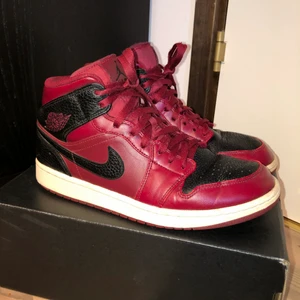 Air Jordan 1 Mid - NIKE Air Jordan 1 mid   Team red/black/white summit  Storlek 42  Skick 5/10  Pris: 749  Hör av dig vid intresse om köp eller frågor🦾. Original box medföljer tillsammans med ett par creasing skydd. 