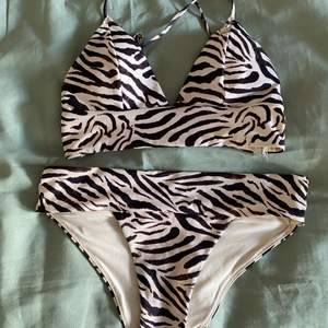 Söt zebra bikini. Den är ifrån HM men finns inte kvar att köpa där. 🫐Använt ett fåtal gånger 🫐båda delarna är köpta för 500kr 🫐jag säljer båda för 100kr🫐puss 