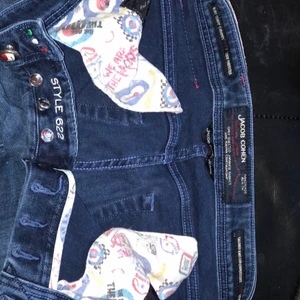 Jacob Cöhen Jeans Ljusblå NYPRIS 4500kr - Väldigt sköna jeans som sitter snyggt o passar till nästan alla skor.