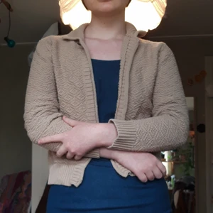 Beige stickad kofta i bomull - Behaglig beige bomullskofta. Perfekt för sommarkvällar. Går att knäppa med en knapp under kragen. ■□■□ Sitter lite för tight på mig som är en strl 38 skulle säga att den vore bra för en 34-36. Samfraktar gärna