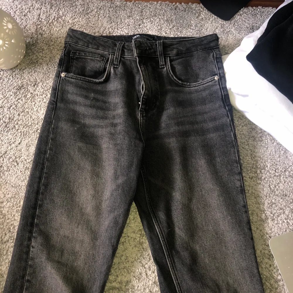 Superfina jeans från zara som är lite för små för mig. Jag är ~170 och det går ner till mina hälar💖 Dom är i en washed out black färg!. Jeans & Byxor.