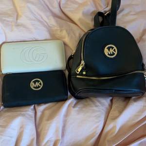 Gucci plånbok 100 kr , Mk plånbok 100kr, Mk backpack 250kr. Har inte använt något ut av plånböckerna eller ryggsäcken. Tar emot Paypal & Swish 