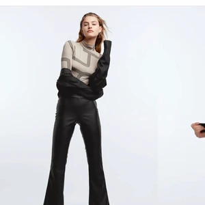 Skinnbyxor - Säljer nu mina skinnbyxor ifrån ginatricot. Tajtare upptill men vidare nere. Snålt använda så bra skick!! Kan frakta billigare med kuvert och frimärken för 24 kr om så önskas💓