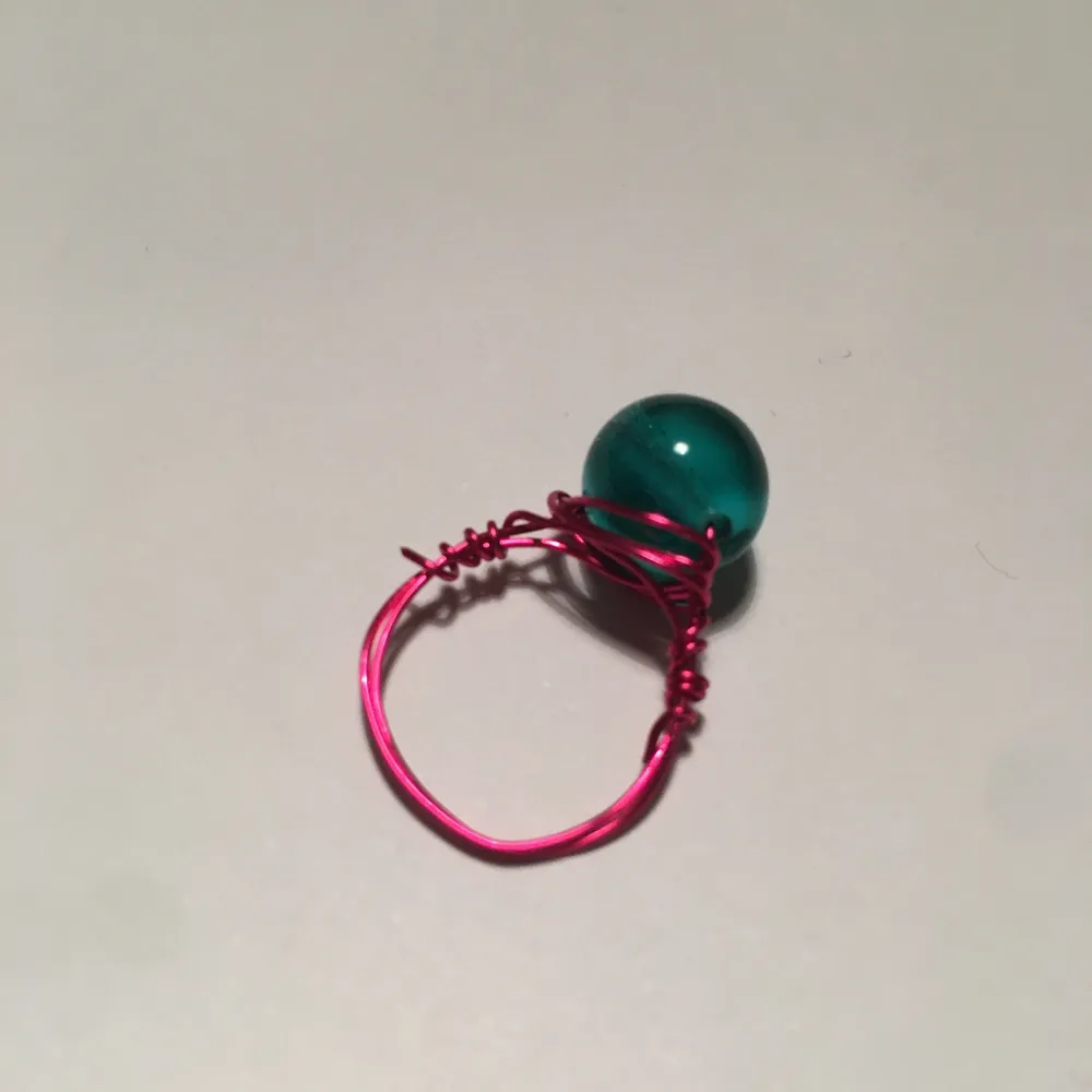 Tre handgjorda ringar i rosa ståltråd med rosa, turkosa och blåa glaspärlor💙💗✨Kontakta om du är intresserad✨. Accessoarer.