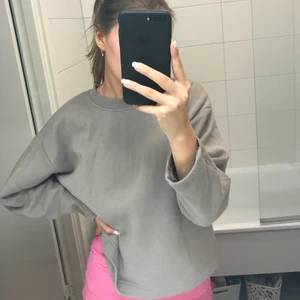 Collegetröja  - Jättegosig och varm collegetröja från Zara som tyvärr inte kommer till användning. Nypris 239. Kom och köp 😀👍