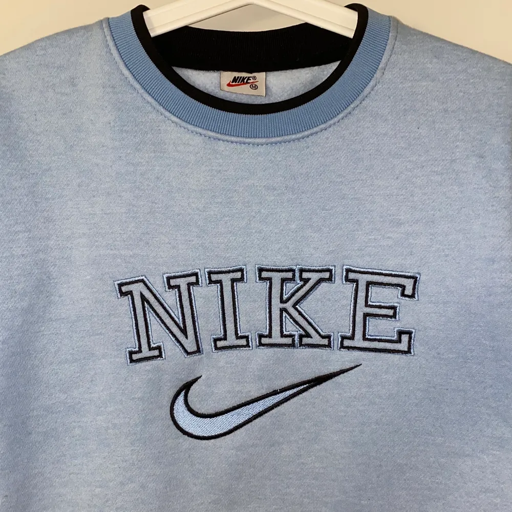Babyblå Nike sweatshirt i mycket eftertraktad och sällsynt vintage-design. Inköpt på Payday vintage för 1000+kr (digitalt kvitto finns). Mycket svår att få tag i denna färg, storlek och skick därav priset. Skriv för mer bilder/frågor!. Hoodies.