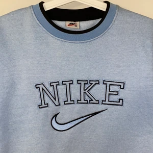 Nike Sweatshirt Vintage - Babyblå Nike sweatshirt i mycket eftertraktad och sällsynt vintage-design. Inköpt på Payday vintage för 1000+kr (digitalt kvitto finns). Mycket svår att få tag i denna färg, storlek och skick därav priset. Skriv för mer bilder/frågor!