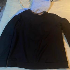 Hugo boss sweatshirt  - Fräsch knappt använd storlek L fast slim fig så de M 