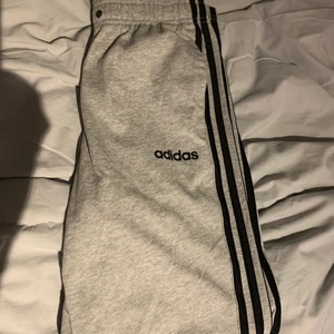 Adidas mjukis - Grå Adidas byxor som sällan kommit till använding💜 (jag är 1,64)