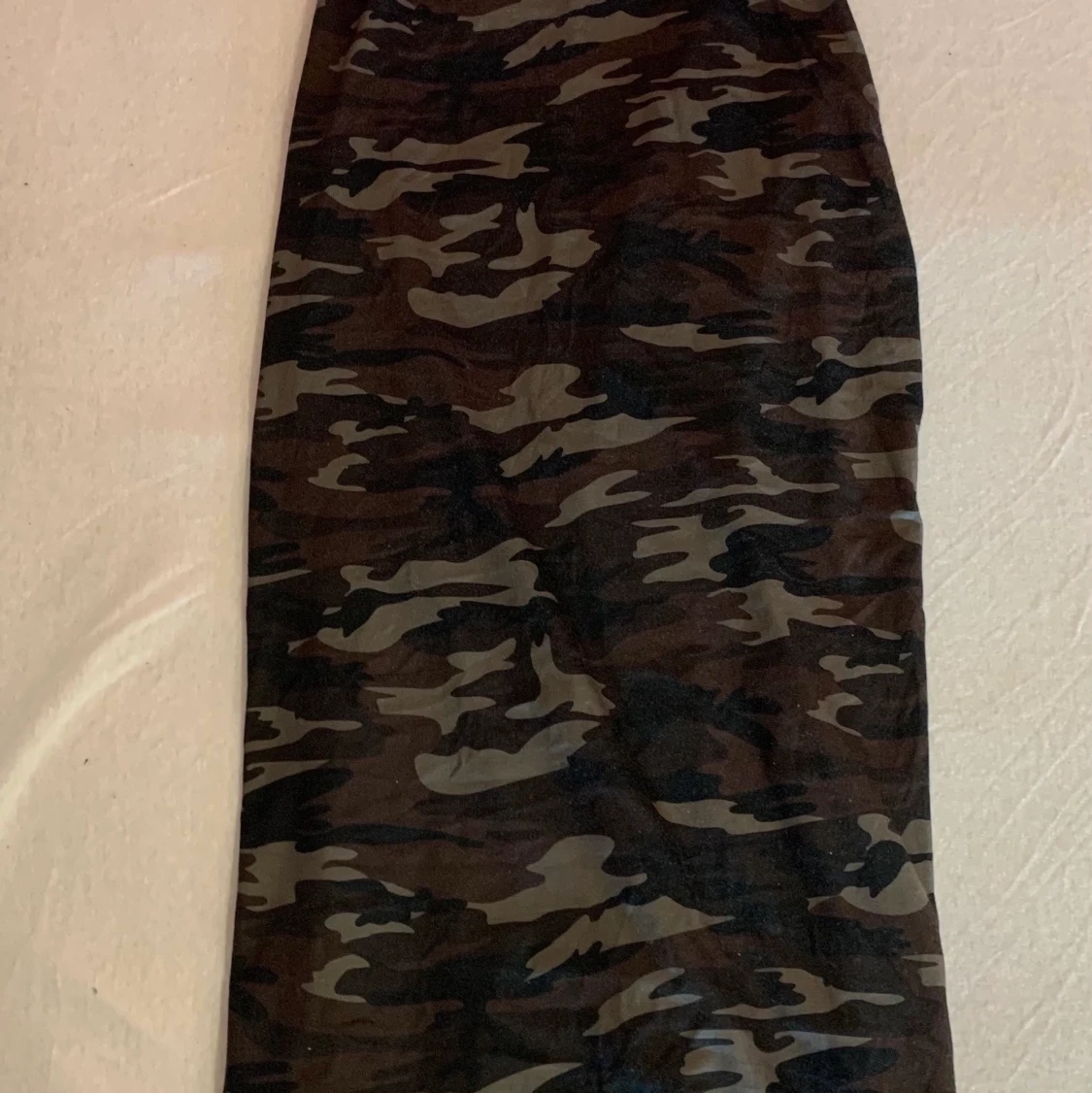 En militär färgad klänning