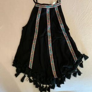 Svart sommar tröja stl 34 - Det är en svart fin sommar blus/topp som jag råka köpa två stycken därav att jag stelhet en utav dom. Har använt den 1 gång men inte mer än så. Den är i jättebra skick