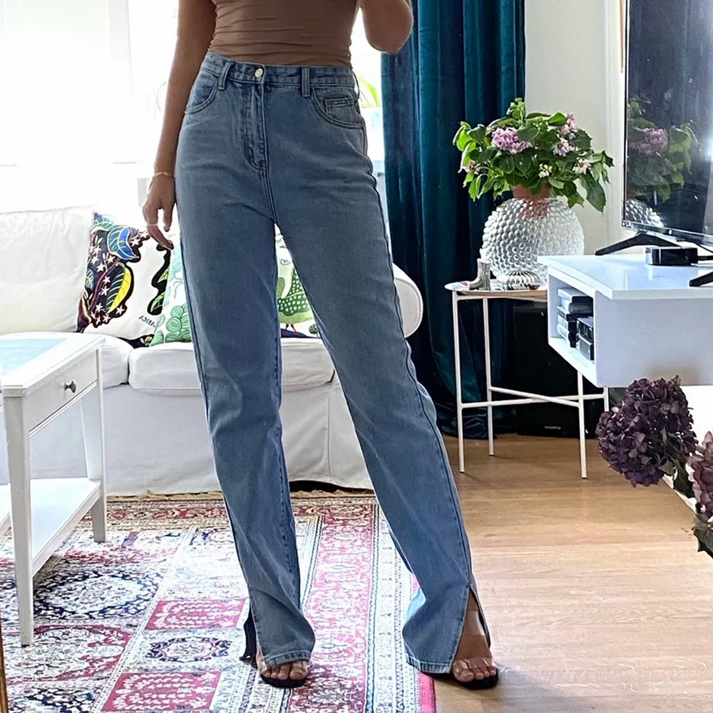 Säljer dessa sjukt snygga oanvända jeans från Boohoo som tyvärr är för stora för mig 💞 De är väldigt långa i benen, är ca 170, så skulle rekommendera för nån som är lite längre än mig ✨ (har klackar på bilderna). Jeans & Byxor.