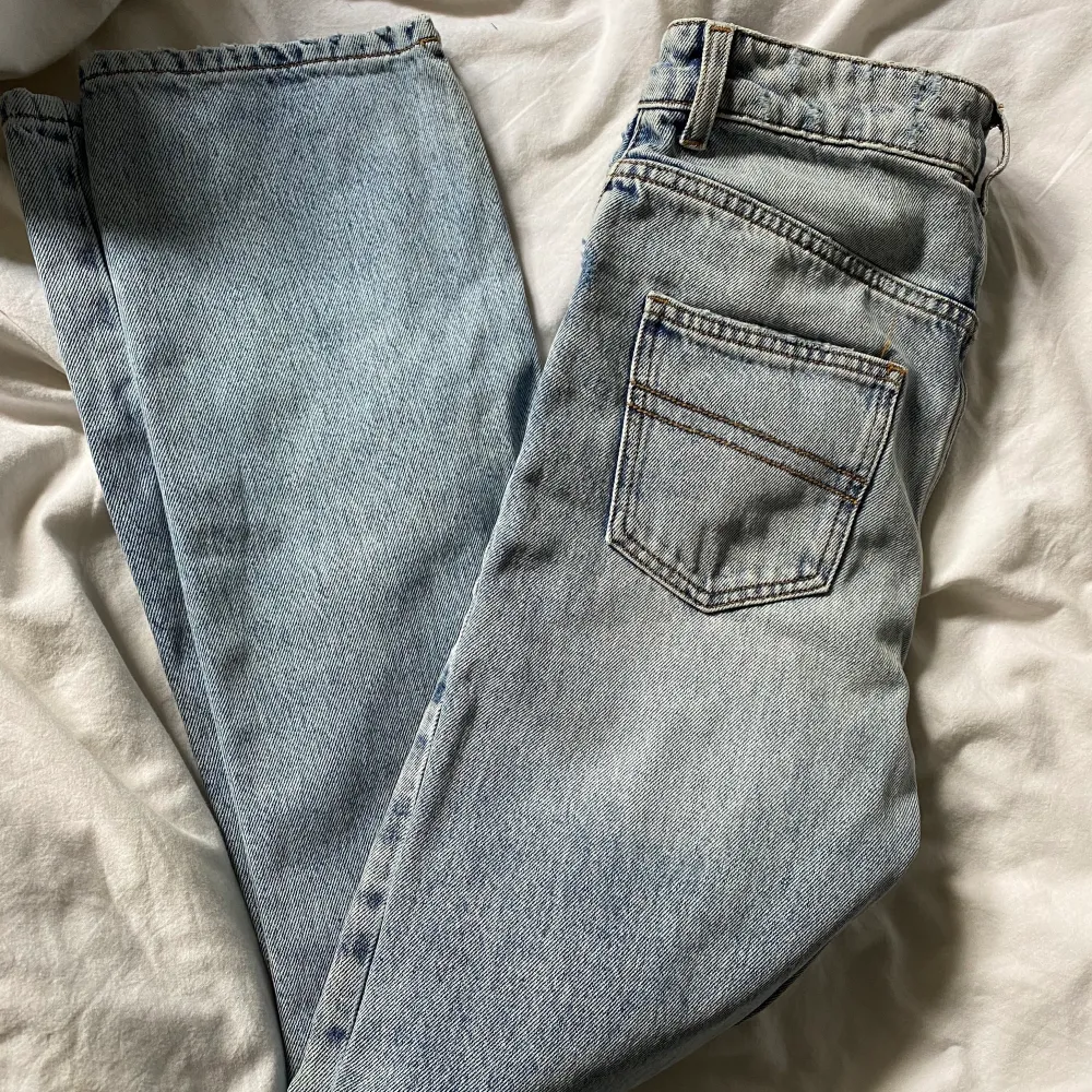 Ursnygga jeans från Asos. Helt oanvända! (Är 166cm och brukar vanligtvis ha 34/36 i jeans). W26!💙. Jeans & Byxor.