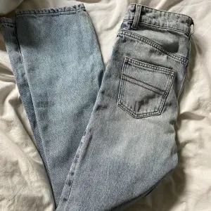 Ursnygga jeans från Asos. Helt oanvända! (Är 166cm och brukar vanligtvis ha 34/36 i jeans). W26!💙