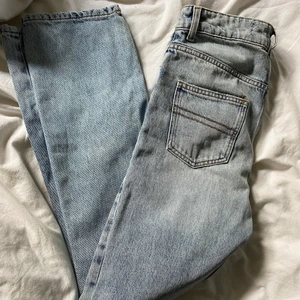 Jeans från Asos  - Ursnygga jeans från Asos. Helt oanvända! (Är 166cm och brukar vanligtvis ha 34/36 i jeans). W26!💙