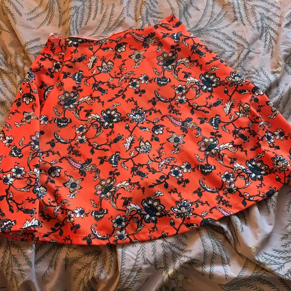 Nu säljer jag min fina kjol som jag älskar orange fin bra till sommaren är jätte skön man kan ha den när som helst och jätte skön att bara sova med och gosa med familjen så skön ❤️💞. Kjolar.