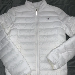 Vit Gant Jacka, Stk 158-164 (XS - S) - Jag säljer en alldeles ny jacka som tyvärr blivit för liten men är super fin och skön, prislappen sitter kvar och som sagt är den helt ny. Den har två rymliga fickor och tyvärr har den ingen luva. Den är i storlek 158 - 164 men kan passa XS - S. Ordinarie pris: 1599kr Mitt pris: 1000kr