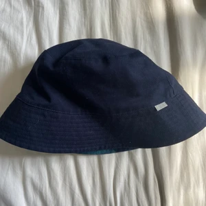 Arket reversible bucket hat - Superfin reversible bucket hat från Arket. Aldrig använd! 🥰