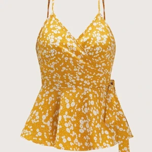 Gult sommarlinne med vita blommor  - Gult sommarlinne med vita blommor säljes pga använder inte. Aldrig använd.