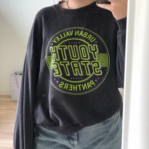 tröja - cool oversized tröja från h&m, svart men lite uttvättad och tryck i neonfärger, liten slitning (se sista bild) men inget som syns så värst 💖 passar nog bäst på S-M men L funkar också, bara att den inte är lika oversize
