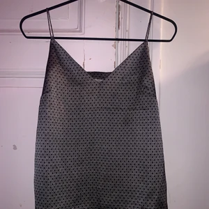 Silkes topp  - Fint silkes linne ifrån H&M, silver/grått med små detaljer som liknar blommor, skick 10/10. Strl: xs/s