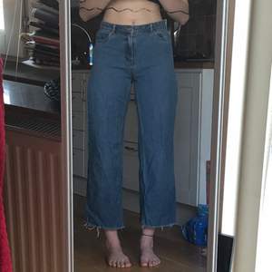 High waisted wide jeans i storlek 27/34 är i bra skick och jättesköna men jag har växt ut dem 