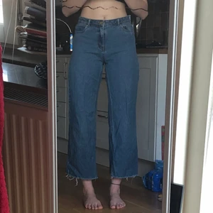 Wide jeans - High waisted wide jeans i storlek 27/34 är i bra skick och jättesköna men jag har växt ut dem 