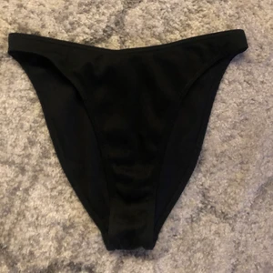Bikini underdel - Ett par högmidjade bikini underdelar, aldrig använda! 19kr + 20kr frakt🤎
