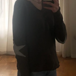 Tröja  - Säljer den här snygga och populära tröjan som jag köpt här på plick. Den är mörk grå med ljusgråa stjärnor på armbågarna. Storlek S men känns lite som en XS. Säljer eftersom jag inte använder den så mycket.💕frakten ingår inte! om fler är intresserade blir det budgivning.💞