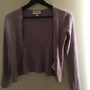 Lila kofta / cardigan  - Lila kofta från monki,  storlek S, aldrig använd. Fler bilder kan skickas vid intresse. Köpare står för frakt.