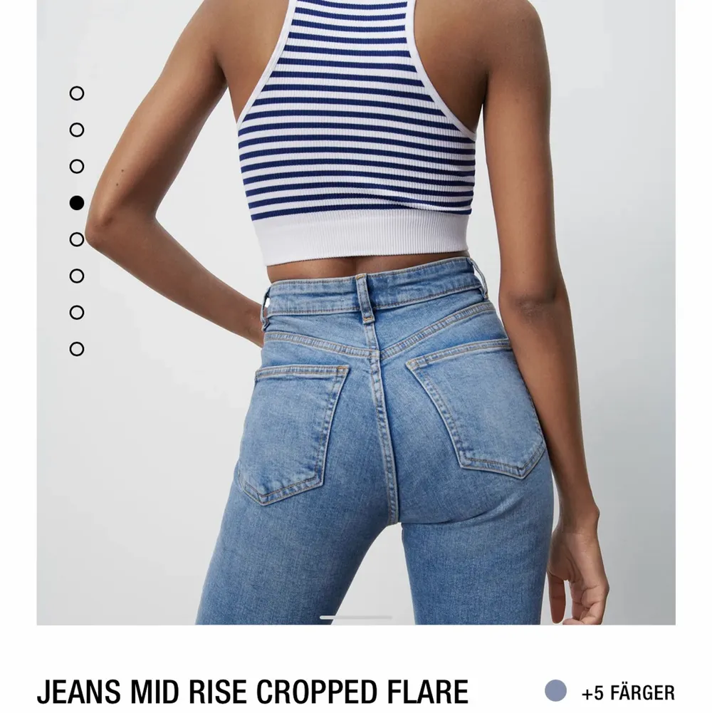 Mediumhöga jeans med lite utsvängning från zara. Använda några gånger så i fint skick. Jeans & Byxor.