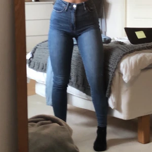 Peachy jeans - Säljer nu mina superfina peachy jeans ifrån bikbok🥰 de är i superfint skick och följer kroppen felfritt. De sitter även superfint i svanken, vilket andra jenas inte brukar göra om man har lite större ben och smal midja🙌 bakfickorna är älvens sydda för att framhäva rumpan😍  de är i storlek S, och passar en 36-38.  Pris kan diskuteras☺️