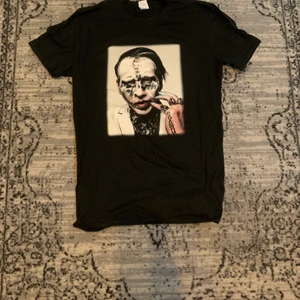 Marilyn Manson tröja - Marilyn Manson tröja med tryck både på fram och baksida. Köpt på Punkt Shop i höstas. ⛓➗