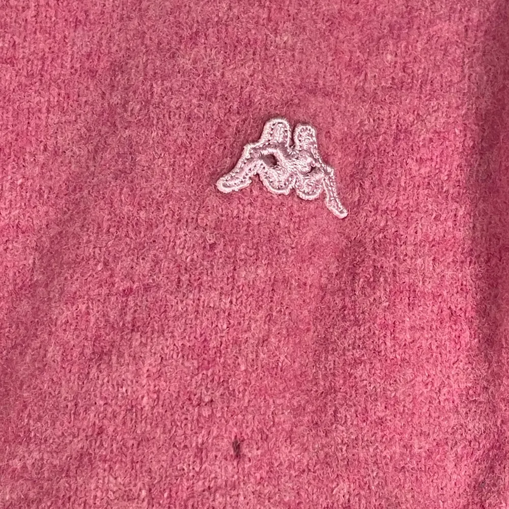 superfin rosa tröja från kappa, köpt här på plick. finns ett väldigt litet hål som syns på bild två men det är inget som märks! storlek XXL men skulle säga att den passar mer som en M. frakt tillkommer. Tröjor & Koftor.