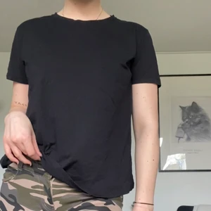 Vanlig t-shirt - Vanlig t-shirt från nakd som aldrig används. Säljer pga. flytt ☺️ Mina mått hittar ni i min profil om ni är osäkra om plagget kommer att passa er! ❤️