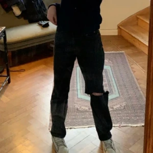 Svarta långa jeans - Säljer mina as snygga långa jeans från weekday! Klippt hålet själv ❤️