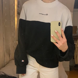 Champion sweatshirt oversized  - Vit och svart champion sweatshirt i storlek large, sitter alltså oversized på mig som är S💖