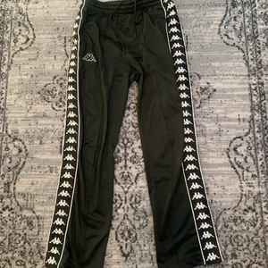 Kappa byxor - Svarta Kappa byxor. Köpta på junkyard och är väl använda, men i bra skick. 🎱👖